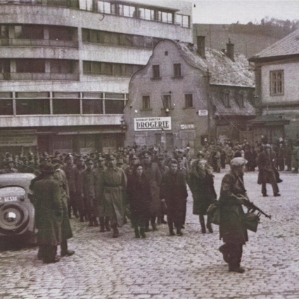 Partyzani odvadeji poricske Nemce na Male namesti